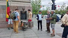Vilniuje nuimama be leidimo pakabinta atminimo lenta Kaziui &Scaron;ki / BNS nuotr.