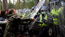 &Scaron;ventėtojai susiduria su riau&scaron;ių policija Thetford mi&scaron;ke. / TOBY MELVILLE / REUTERS