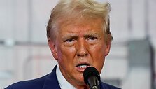 Respublikonų prezidento kandidatas Trumpas lankosi Livingston &scaron;erifo biure / Rebecca Cook / REUTERS