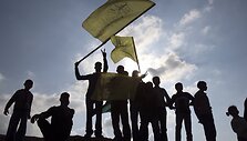 Palestiniečiai su &bdquo;Fatah&ldquo; vėliavomis / Suhaib Salem / REUTERS