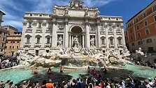 Juodas skystis Trevi &scaron;altinyje. / Giulia Marrazzo / ZUMAPRESS.com