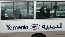 Jemeno valstybinės avialinijos Yemenia Air darbuotojai sėdi autobuse. / Khaled Abdullah Ali Al Mahdi / REUTERS