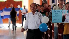 Vyras dalyvauja religinėje paslaugoje už politinių kalinių i&scaron;laisvinimą Masayoje. / OSWALDO RIVAS / REUTERS