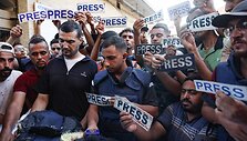 Izraelis teigia at&scaron;aukiantis &bdquo;al Jazeera&ldquo; žurnalistų akreditacijas / OMAR AL-QATTAA / AFP