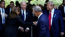 Po kovingų debatų K. Harris ir D. Trumpo susitiko Rugsėjo 11-osios minėjime / ADAM GRAY / AFP