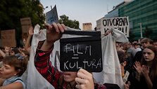 Slovakijoje tūkstančiai žmonių protestavo prie&scaron; kultūros ministrę / TOMAS BENEDIKOVIC / AFP