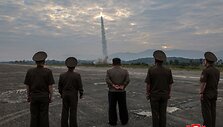 &Scaron;iaurės Korėjos lyderis Kim Jong-un stebi naujo taktinio balistinio raketo bandomąjį paleidimą. / KCNA / via REUTERS