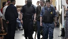 Rusijoje pradėtas paauglės teismo procesas dėl proukrainieti&scaron;ko eilėra&scaron;čio / Alexander Zemlianichenko / AP