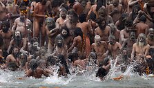 Hindu &scaron;ventieji Naga Sadhus laukia maudynių Gangės upe. / Reinhard Krause / REUTERS