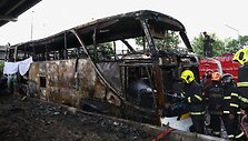 Gelbėjimo darbai po autobuso su mokytojais ir mokiniais degimo Bangkoko pakra&scaron;tyje. / Chalinee Thirasupa / REUTERS