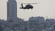 Sraigtasparnis su pacientu skrenda į Tel Avivo ligoninę. / Hannah McKay / REUTERS