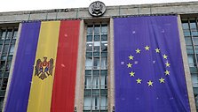 Moldovos ir Europos Sąjungos (ES) vėliavos / Vladislav Culiomza / REUTERS