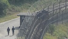 &Scaron;iaurės Korėja sako nurodžiusi kariams prie sienos su Pietų Korėja būti pasirengusiems &scaron;audyti. / Ahn Young-joon / AP