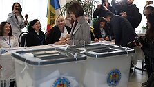 Maia Sandu balsuoja rinkimuose / Vladislav Culiomza / REUTERS