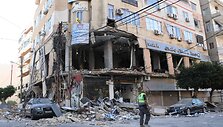 Izraelis Libane surengė smūgių prie&scaron; &bdquo;Hezbollah&ldquo; valdomos finansų įstaigos filialus / BILAL KASHMAR / AFP