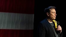 Kremlius neigia prane&scaron;imus apie slaptus E. Musko ir V. Putino pokalbius / MICHAEL SWENSEN / Getty Images via AFP