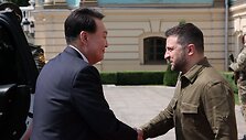 Yoon Suk-yeolas ir Volodymyras Zelenskis / HANDOUT / AFP