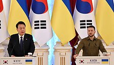 Yoon Suk-yeolas ir Volodymyras Zelenskis / SERGEI SUPINSKY / AFP