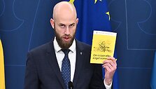&Scaron;vedija i&scaron;siuntinės gyventojams lankstinukus apie tai / CLAUDIO BRESCIANI / AFP