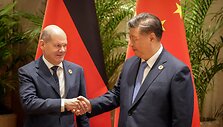 Xi Jinpingas G-20 auk&scaron;čiausiojo lygio susitikimo kuluaruose susitiko su Vokietijos kancleriu Olafu Scholzu / Kay Nietfeld / dpa/picture-alliance