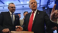 I&scaron;rinktasis JAV prezidentas Donaldas Trumpas su Massadu Boulosu / Julia Demaree Nikhinson / AP