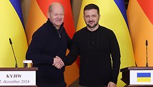 Ukrainos prezidentas Volodymyras Zelenskis su Vokietijos kancleriu Olafu Scholzu / ANATOLII STEPANOV / AFP