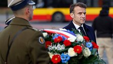 Emmanuelis Macronas lankosi prie &Scaron;arlio de Golio skulptūros Var&scaron;uvoje / WOJTEK RADWANSKI / AFP