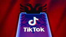 &bdquo;TikTok&ldquo; Albanijos vėliavos fone / Andre M. Chang / ZUMAPRESS.com