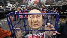 Protestai prie&scaron; Pietų Korėjos prezidentą  / Ahn Young-joon / AP