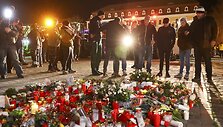 Pagerbiamos i&scaron;puolio kalėdinėje mugėje aukos / Peter Gercke / AP