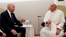 Joe Bidenas kalbasi su popiežiumi Pranci&scaron;ku / Kevin Lamarque / REUTERS