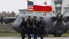 Kariai ne&scaron;a JAV ir Lenkijos vėliavas / Kacper Pempel / REUTERS