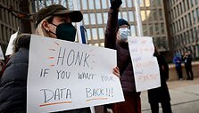 Protestas prie&scaron; S. Bessento sprendimą  / KEVIN DIETSCH / Getty Images via AFP