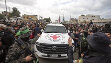 Raudonojo Kryžiaus automobilis Gazos Ruože / Abdel Kareem Hana / AP