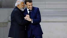 Narendra Modi ir Emmanuelis Macronas / LUDOVIC MARIN / AFP