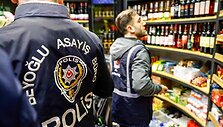Turkų policininkai tikrina alkoholinių gėrimų parduotuves / KEMAL ASLAN / AFP