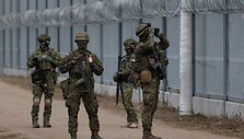 Lenkijos pasieniečiai ir kareiviai / Kuba Stezycki / REUTERS