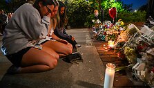Žmonės gedi žuvusiųjų per &scaron;audymo incidentą Floridos universitete / MIGUEL J. RODRIGUEZ CARRILLO / Getty Images via AFP