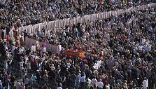 Popiežiaus Pranci&scaron;kaus &scaron;arvojimo procesija &Scaron;v. Petro aik&scaron;tėje / Markus Schreiber / AP