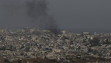 Rūkstantys dūmai po Izraelio smūgių Gazos Ruože / Ohad Zwigenberg / AP