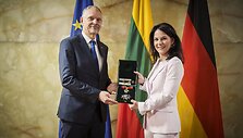 A. Baerbock įteiktas ordinas &bdquo;Už nuopelnus Lietuvai&ldquo; / Lietuvos ambasados Vokietijoje nuotr.
