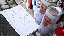 Prie ligoninės / Angelo Carconi / ZUMAPRESS.com