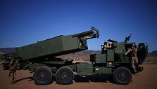 JAV kariai naudoja HIMARS sistemą. / Daniel Cole / REUTERS