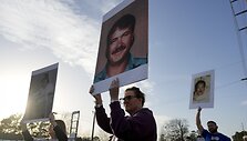 Žmonės protestuoja prie&scaron; egzekuciją Bradui Sigmonui / Chris Carlson / AP