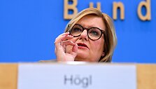 E. Hoegl / Annegret Hilse / REUTERS