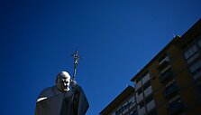 Popiežiaus Jono Pauliaus statula prie Gemelli ligoninės / TIZIANA FABI / AFP