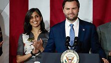  J. D. Vance'as su žmona Usha / JEFF KOWALSKY / AFP