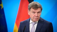 Johannas Wadephulis / Bernd von Jutrczenka / dpa/picture-alliance