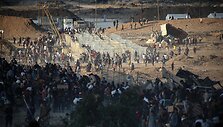 Palestiniečiai eina į humanitarinės pagalbos skirstymo punktus / EYAD BABA / AFP