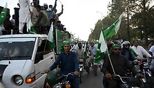 Pakistane žmonės &scaron;venčia paliaubas / FAROOQ NAEEM / AFP
